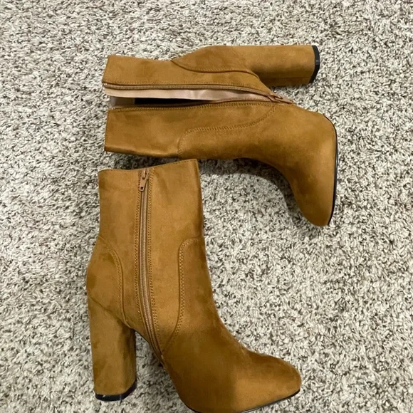 SoMe Tan Boots - Picture 2 of 7